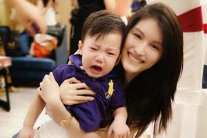 “怪阿姨”何穗强抱小侄子 惹萌娃大哭