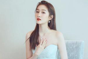 关晓彤抹胸裙大秀香肩锁骨 低胸显魅惑