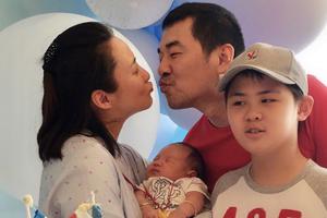 蒋勤勤晒二胎儿子满月照 与陈建斌亲亲