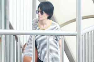 王菲低调离京衣着朴素 露侧脸皮肤超好