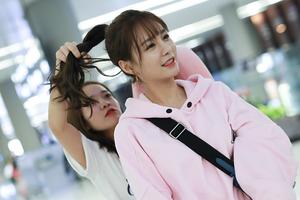 沈梦辰获助理梳小辫 粉嫩卫衣显少女感