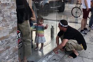 陈冠希女儿Alaia盛装视察奶爸新店