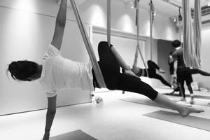 辣妈林心如练瑜伽秀高难度姿势