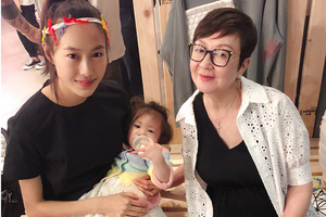 陈冠希女儿Alaia躺妈妈怀里咬奶嘴