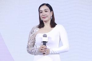 47岁钟丽缇身材丰腴虎背熊腰展冻龄肌肤