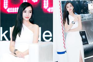 baby优雅亮相 白裙利落大方性感秀香肩