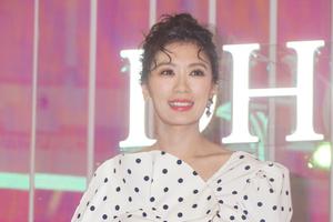 43岁贾静雯保养有道无惧特写裙装优雅