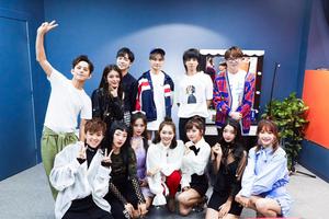 李宇春受"强吻"影响露微笑与"火箭"合影