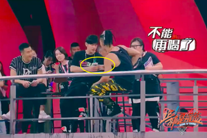 周杰伦戒奶茶失败 助理无奈强抢