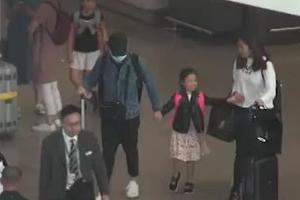 刘德华夫妇带女儿毕业旅游归来全程牵手
