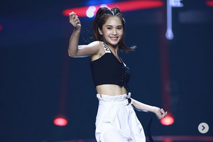 杨丞琳穿露脐装撒汗热舞自信身材好