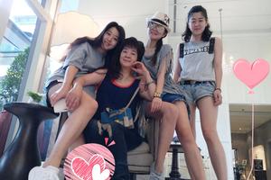 安以轩与家人游泰国晒合照美腿性感撩人