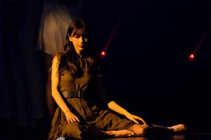 baby光脚跳舞超卖力吊带内搭大秀马甲线