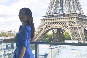 霍思燕手捧玩偶合影巴黎铁塔少女感十足