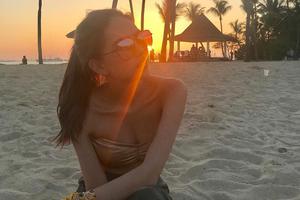 昆凌新加坡度假晒比基尼美照秀深沟腹肌