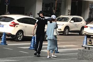 再添实锤?疑偶遇赵丽颖冯绍峰牵手出行