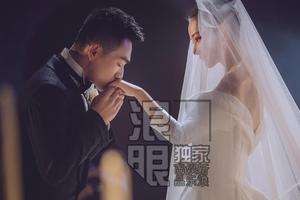 独家：张馨予婚纱照梦幻 老公甜吻手背