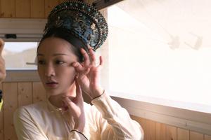 娇俏周公子！周迅《如懿传》定妆花絮照