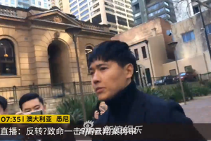 高云翔前往庭审现场 面对追问一言不发