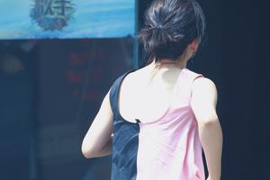 清凉一夏！谢娜露美背性感迷人