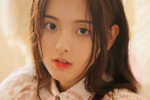 杨超越穿泡泡袖连衣裙展复古风情