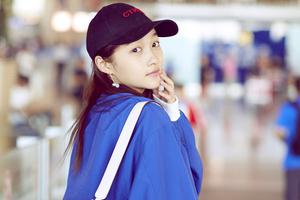 关晓彤素颜启程威尼斯电影节