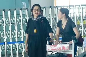 倪萍穿黑长裙现身机场发福明显