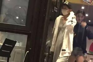 网友偶遇冯绍峰赵丽颖吃饭女方衣着宽松