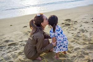 昆凌陪女儿沙滩玩耍 小周周背影软萌