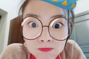 刘雯晒搞怪表情包自拍照毫无偶像包袱