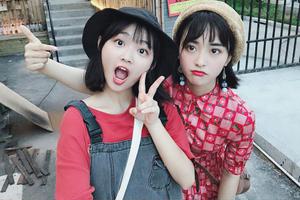 沈月晒与闺蜜出游美照 穿着粉嫩鲜艳