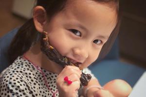 孙莉晒小女儿啃鸡爪萌照可爱爆表