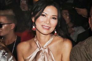 邓文迪时装周看秀 吊带秀香肩同框安妮海瑟薇