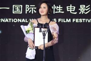 张歆艺挺孕肚出席活动体态丰腴