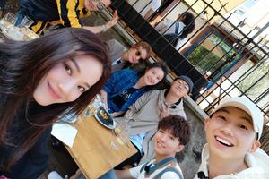 包贝尔晒与舒淇赵薇等合照 众人忙集邮