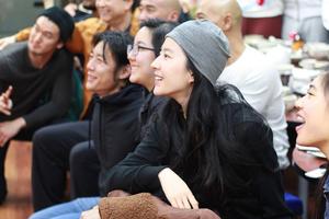 网友偶遇刘亦菲 素颜“花木兰”甜笑迷人