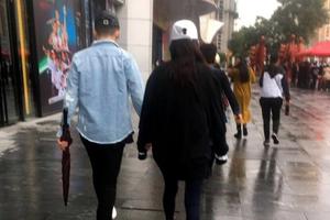 网友兰州偶遇张馨予夫妇牵手恩爱逛街