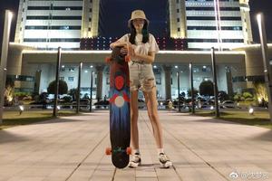 沈梦辰不“上班”湖南广电楼下滑滑板