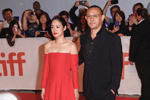 姜文夫妇亮相红毯 周韵红裙美艳大方