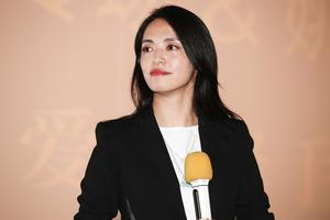 姚晨亮相发布会 西装搭牛仔裤干练帅气