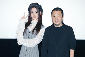 破次元壁！杨超越合影贾樟柯