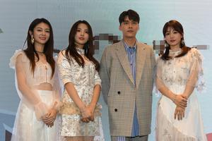 火箭少女与李易峰同框合影相比美