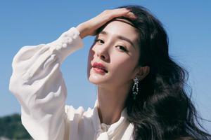 杨幂穿连衣裙海边撩发风情万种