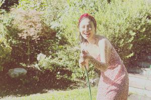 马思纯穿吊带裙玩水上演"湿身诱惑"