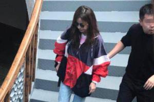 网友遇赵薇与朋友聚餐 疑醉酒被搀楼梯