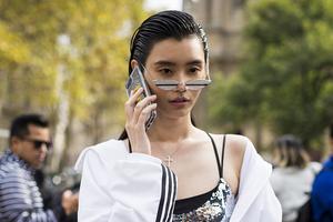 奚梦瑶戴镶钻墨镜 油头素颜颈纹藏不住