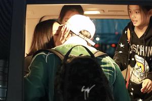 张伦硕钟丽缇热吻 女儿在旁表情很精彩