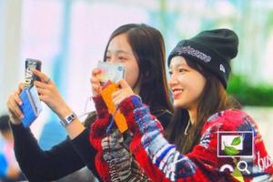 程潇吴宣仪机场趴椅子看自己团节目