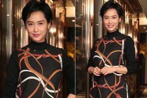 朱茵复出拍惊悚电影 短裙秀美腿优雅知性