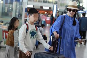 阔太李念带儿女出行露温柔甜笑模样清纯